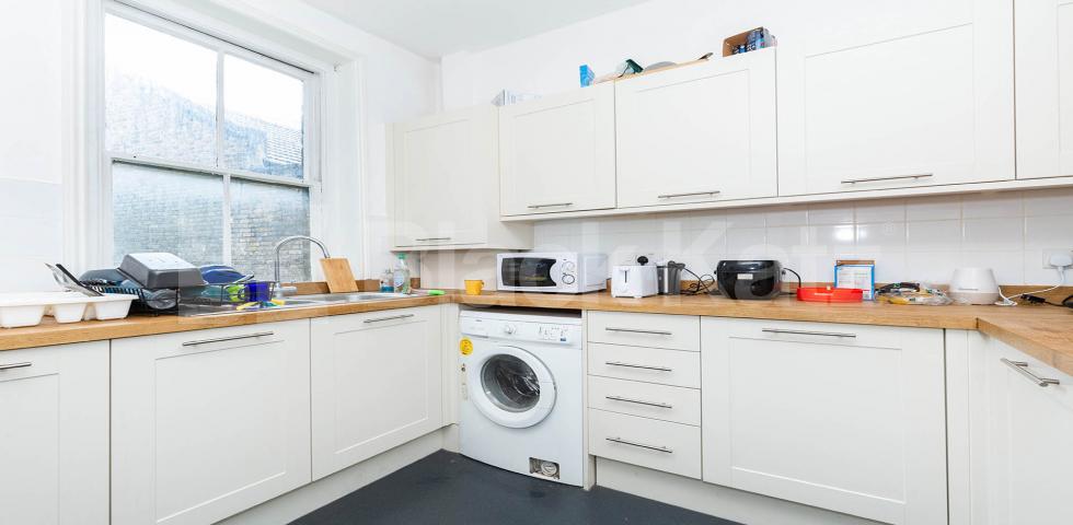 modern kitchen and bathroom wood floors walking distance to ucl avail 1/9/24 Hampstead Road, Camden / Euston